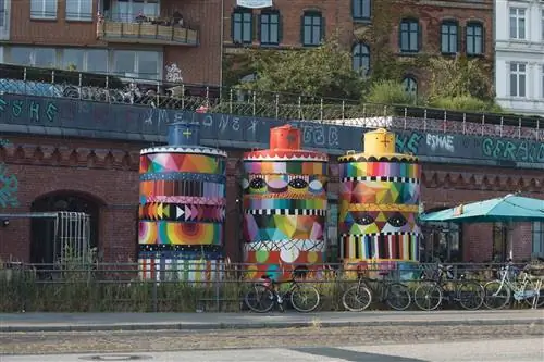 Красочные резервуары для брожения пива на пивоварне Überquell.