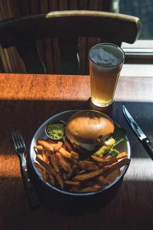 Мясо в Otto's Burger готовят по вкусу с экстравагантными начинками.