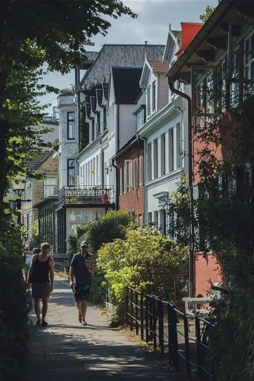 Фасады вдоль пешеходной дорожки недалеко от пляжа Эльбстранд, где летом ходят местные жители.