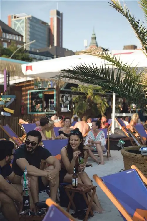 Напитки на свежем воздухе в баре Hamburg Del Mar в Санкт-Паули.