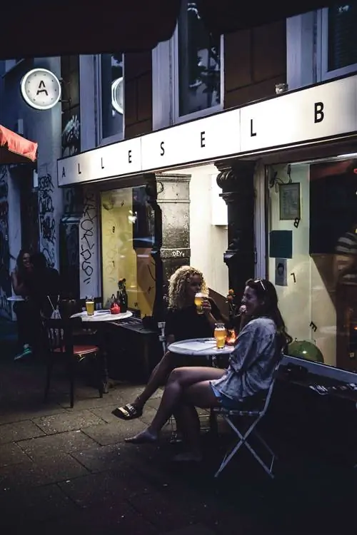 Вечернее пиво в Alles Elbe в районе Сен-Паули.