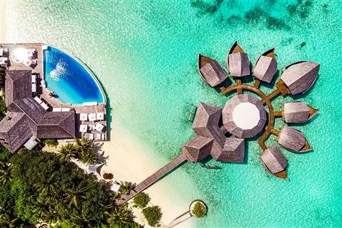 На Мальдивах спа-салоны утопают в тропиках, гидромассажные ванны обращены к кристально чистым водам лагуны, а массаж