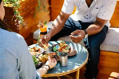 Прекрасная переделка офисного здания 1924 года, выполненная Freehand, любима хипстерами за два бара; в