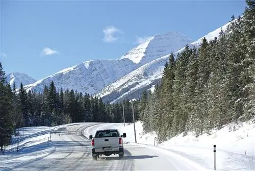 Волшебный маленький горнолыжный холм Замковой горы имеет семь подъемников и 3 592 акра лыжной трассы.
