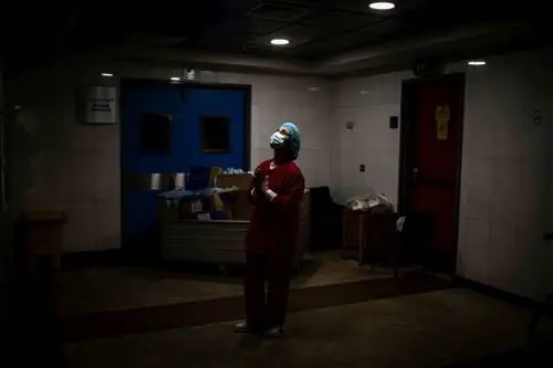 Медсестра молится в коридорах отделения интенсивной терапии Университетской больницы Рафика Харири.