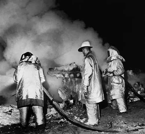 Пожарные поливают из шланга дымящиеся обломки B-52 Stratofortress недалеко от Фаро, Северная Каролина.