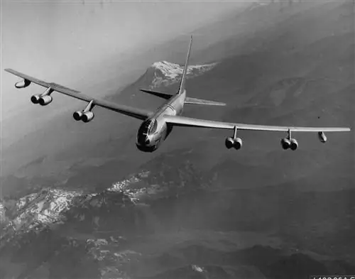 В рамках операции «Хромовый купол» времен холодной войны бомбардировщики ВВС США B-52 совершили кругосветное путешествие.