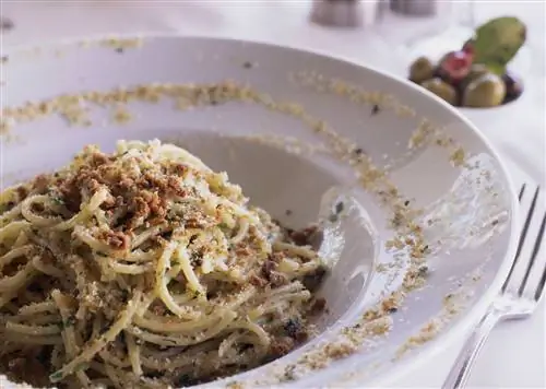 Pasta con le sarde - или «паста с сардинами» - сочетает в себе дикий фенхель, изюм, кедровые орехи, Pasta con le sarde - или «паста с сардинами» - сочетает в себе дикий фенхель, изюм, кедровые орехи,