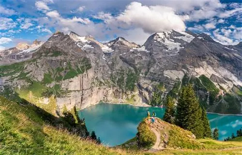 Представляя Швейцарию, на ум, скорее всего, приходят огромные заснеженные горные хребты, и среди них швейцарский
