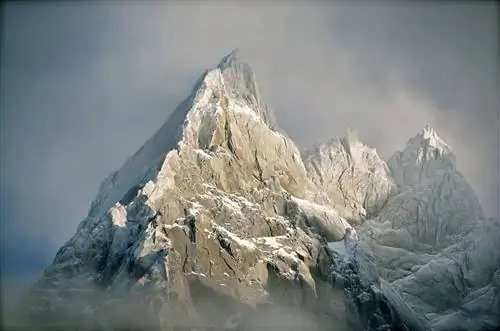 Из Женевы огромный Монблан возвышается над одноименным городским озером.
