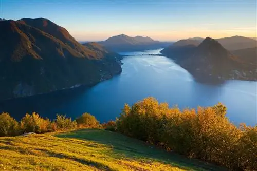 До Монте-Бре можно добраться на фуникулере, откуда открывается захватывающий вид на озеро Лугано и окружающий его город.