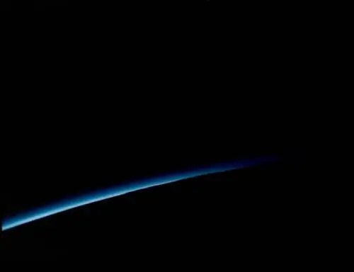 Гленн был первым астронавтом, который взял с собой ручную камеру - Leica, выпущенную НАСА, и