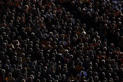 Нейробиологи и психологи предполагают, что люди не съеживаются перед незнакомцами и толпой из-за ранее существовавших чувств.