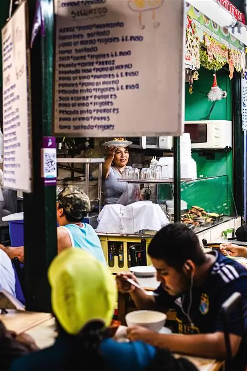 Surquillo Market продает ослепительный ассортимент фруктов и овощей, галантерейных товаров, мяса, птицы и специй.