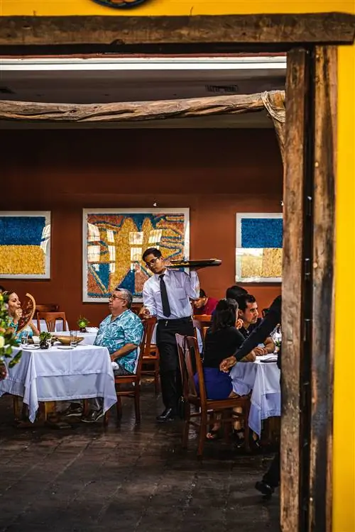 Обед в ресторане Huaca Pucllana в Мирафлорес, где подают современные и классические блюда.