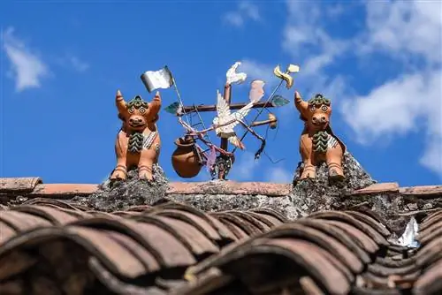 В сельской местности Перу глиняные тортос де пукара символизируют баланс добра и зла в жизни.