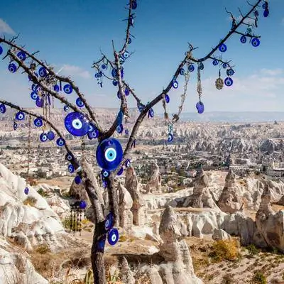 От злых глаз до священных сердец: взгляд на талисманы со всего мира