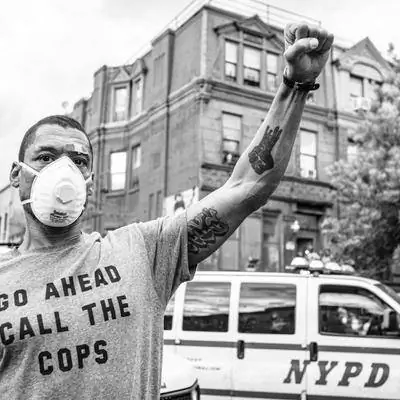 Фотографии могут показать сложность протестов или увековечить старую ложь