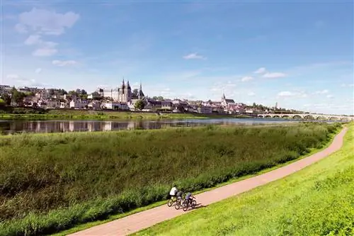 Байкеры на живописном велосипедном маршруте Луара-а-Вело