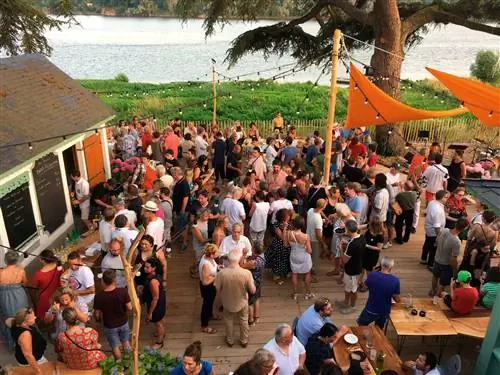 Насыщенный вечер в популярном Guinguette de Port-Thibault. Популярный в 17-19 веках оживленный Анже