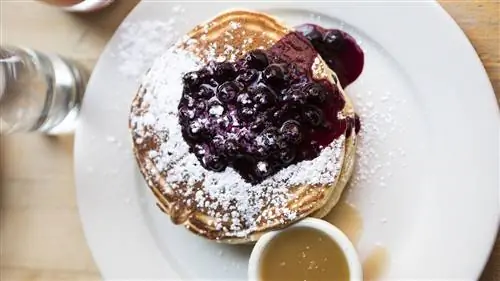 Пышные блины, приготовленные Нилом Вайнбергом, шеф-поваром и владельцем Clinton St. Baking Co. & Restaurant