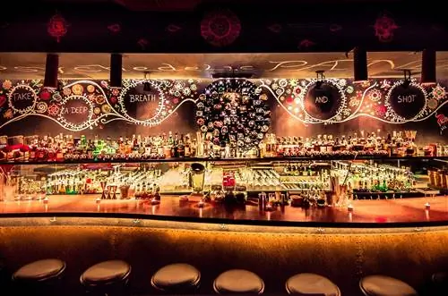 Тусклый бар коктейль-бара Super Panda Circus, Брно.