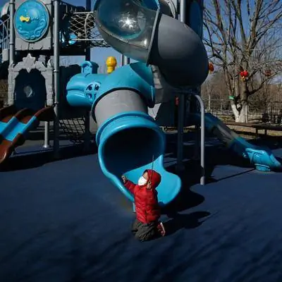 Коронавирус щадит большинство детей. Эти теории могут помочь объяснить, почему