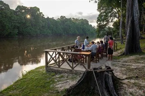 Завтрак на берегу реки в эко-лодже Rewa.