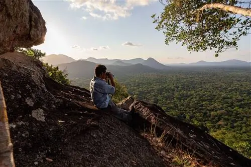 Местный гид Вивиан смотрит на бассейн реки Рева.