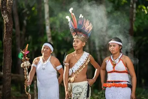 Жители деревни американских индейцев демонстрируют традиционный образ жизни в культурной деревне Макуши.