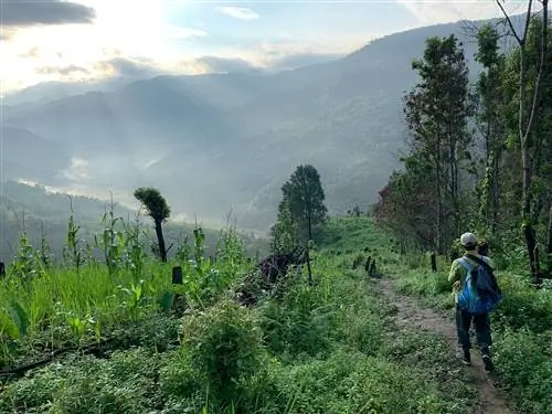 Тропа спускается в залитую солнцем чашу долины реки Иржи, отдаленную границу между
