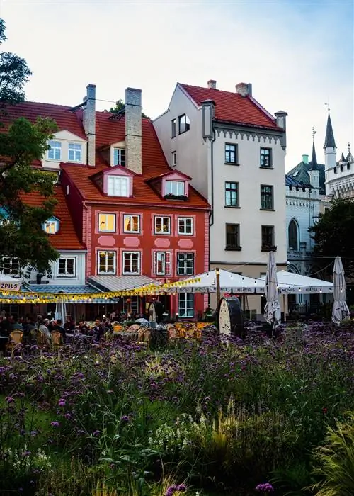 Площадь Ливу, небольшой парк в центре старого города.