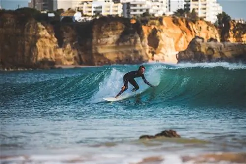 Поездка на серфинге не должна обходиться в кругленькую сумму. Португалия, Тенерифе и Лансароте - популярные недорогие европейские направления.