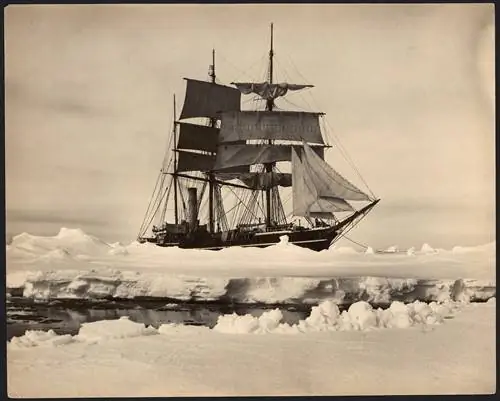 Корабль полярного исследователя Роберта Фалкона Скотта «Терра Нова» пришвартовался среди паковых льдов в Антарктиде.