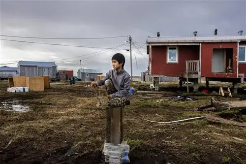 Риз Джон играет из рогатки на свае недавно снесенного дома в Ньютоке.