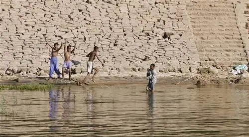 Деревенские дети играют на берегу Нила.