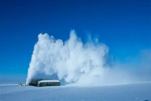 Очистка взлетно-посадочной полосы длиной в одну милю от снега - главная задача для солдат станции «Норд».