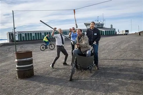 Солдаты и исследователи собираются вместе, чтобы отведать жаркое из поросенка и провести вечер дичи. Конкуренты пытаются поставить