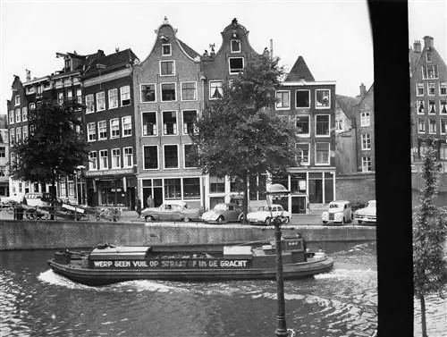 Вид из пристройки, где Анна Франк и еще семеро - ее сестра и родители; фургон