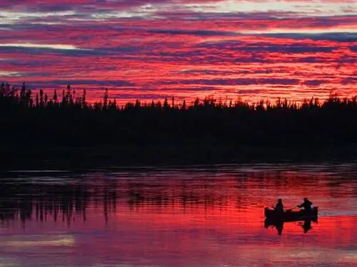 Красочные облака и спокойная вода создают поразительную картину заката для байдарочников на реке Виниск в