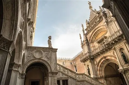 Когда-то резиденция венецианского правительства, Дворец Дожей является символом Венеции и