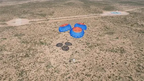 Парашюты доставляют капсулу экипажа New Shepard от Blue Origin к безопасной посадке после испытаний без экипажа