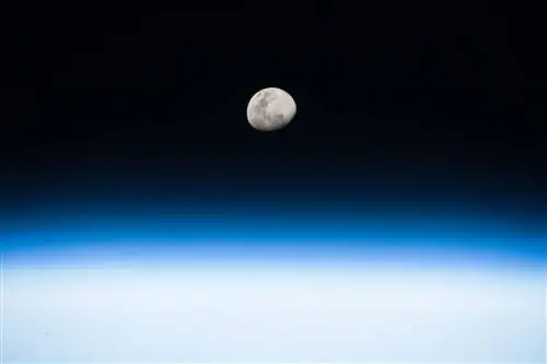 Астронавт НАСА Рэнди Бресник сделал этот снимок восходящей Луны с борта космического корабля International Space.