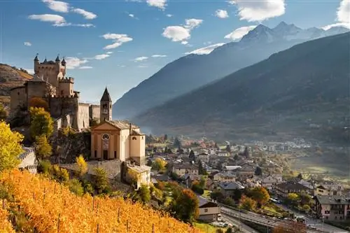 Виноградник поднимается к замку Сен-Пьер XII века в долине Аоста.