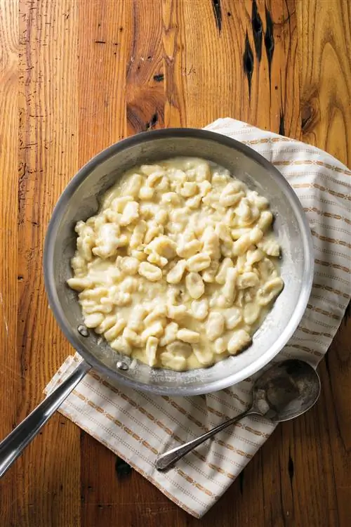 Ньокки становятся теплыми и уютными, если их посыпать итальянскими сырами.