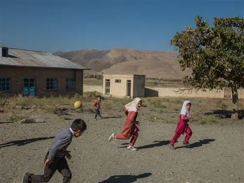 Учащиеся бегают по игровой площадке начальной школы Калкачи. В этой школе осталось восемь учеников.