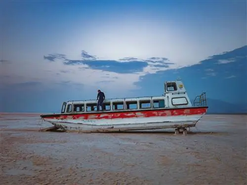 Это крушение круизного лайнера - свидетельство великих дней туристического курорта Бари, который