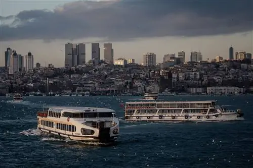 Паромы пересекают Босфор в Стамбуле. Чтобы уменьшить скопление людей, правительство планирует построить огромный