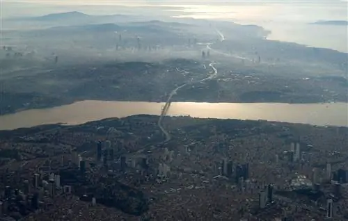 Узкий Босфор виден из окна самолета над Стамбулом.