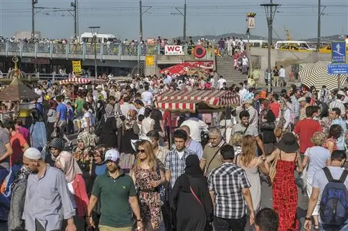 Толпы людей можно увидеть у подножия Галатского моста, на берегу